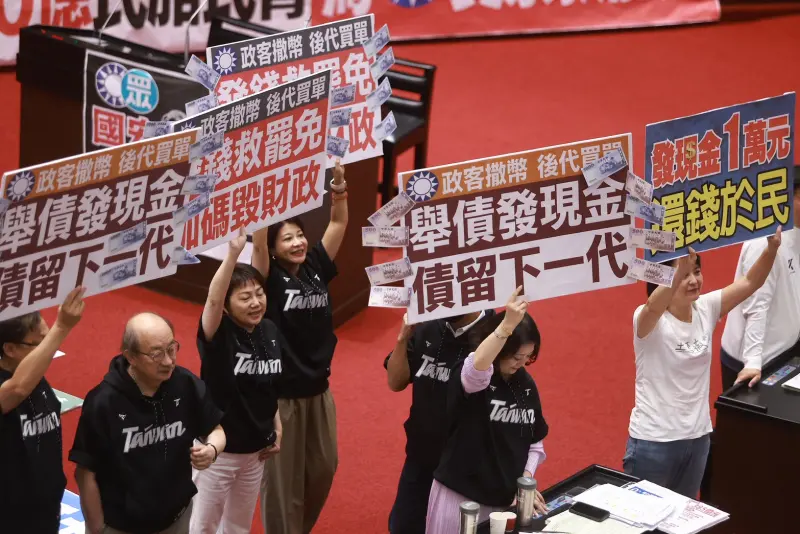 普發1萬三讀通過！綠轟舉債發現金　周軒：救政治生命、透支未來