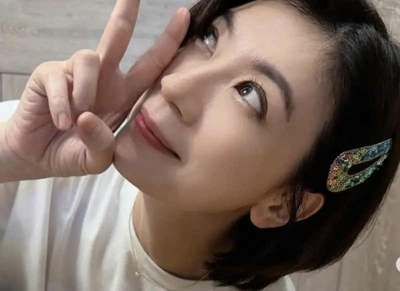 ▲賈靜雯（如圖）昨（11）晚朝聖GD（權志龍）演唱會，一句「瞬間圈粉」被質疑是拿公關票入場，她稍早也澄清自己是花錢買票進場的。（圖／翻攝自賈靜雯IG）