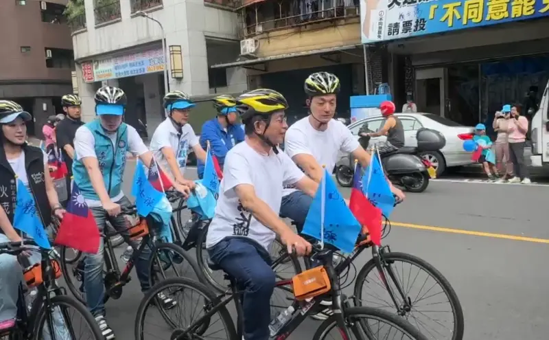 ▲國民黨立委賴士葆今（11）日和台北市長蔣萬安一起騎腳踏車宣講反罷免。（圖／台北市政府提供）