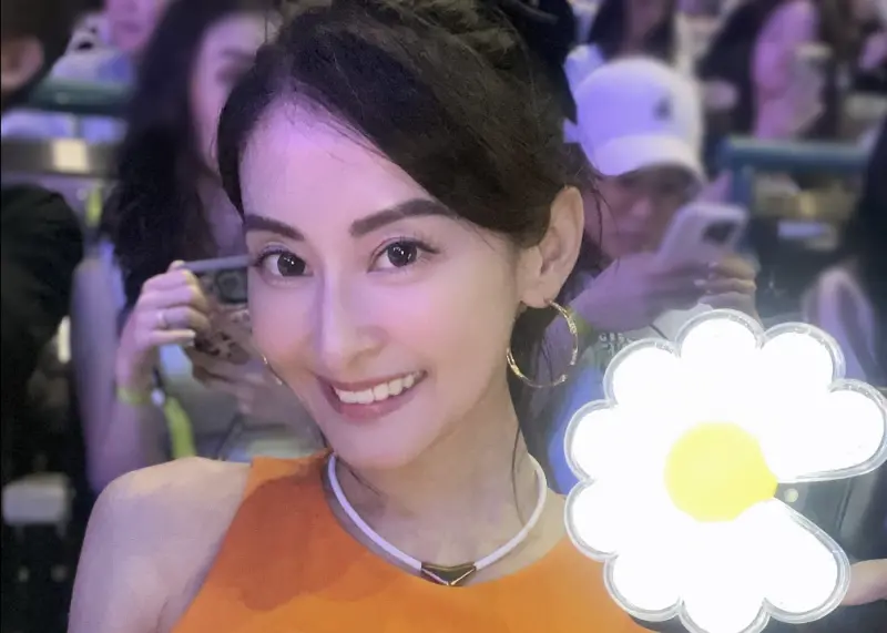 ▲瑜珈女神「Miya」夏米雅（如圖）朝聖GD權志龍演唱會，不僅票是朋友送的，連雛菊手燈都說成菊花，被粉絲酸爆。（圖／翻攝自夏米雅Threads）