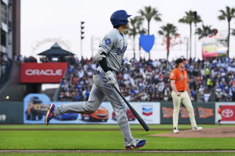 MLB／大谷翔平轟進海灣！郵差跳海搶到球嗨喊：冷到發抖也值得