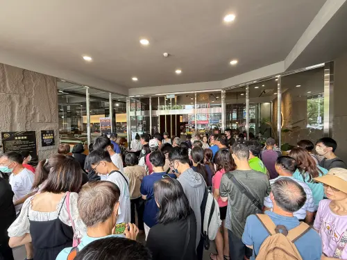 ▲貴族世家板橋板新店迎來首次週末，店門口擠爆想用餐的民眾。（圖／記者葉盛耀攝）