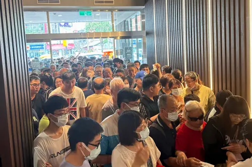 ▲11點營業時間一到，所有民眾蜂擁入餐廳內。（圖／記者葉盛耀攝）