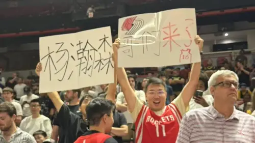 場邊中國球迷身穿火箭時期姚明的11號球衣,高舉寫有「楊瀚森哥們來了」的標語海報,致敬當年王治郅初登NBA賽場時的經典場面「大郅哥們來了」。(圖/翻攝自虎撲) ▲場邊中國球迷身穿火箭時期姚明的11號球衣,高舉寫有「楊瀚森哥們來了」的標語海報,致敬當年王治郅初登NBA賽場時的經典場面「大郅哥們來了」。(圖/翻攝自虎撲)