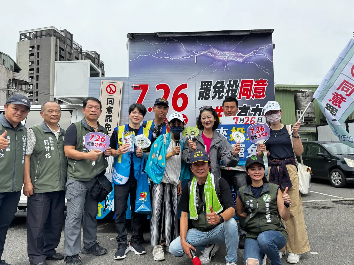 ▲民進黨立法院黨團幹事長吳思瑤今陪同罷免廖先翔團體「齊心斷翔」掃街。（圖／郭國文辦公室提供）