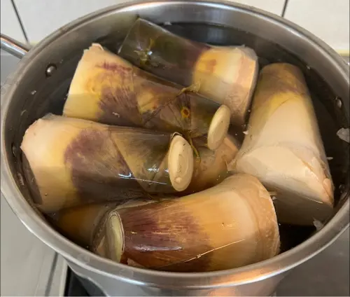 ▲內行建議，從市場買回來的綠竹筍最好馬上煮起來，冷卻後整鍋水+竹筍放冰箱，要吃時再取出去殼就可以。（圖／家常菜臉書）