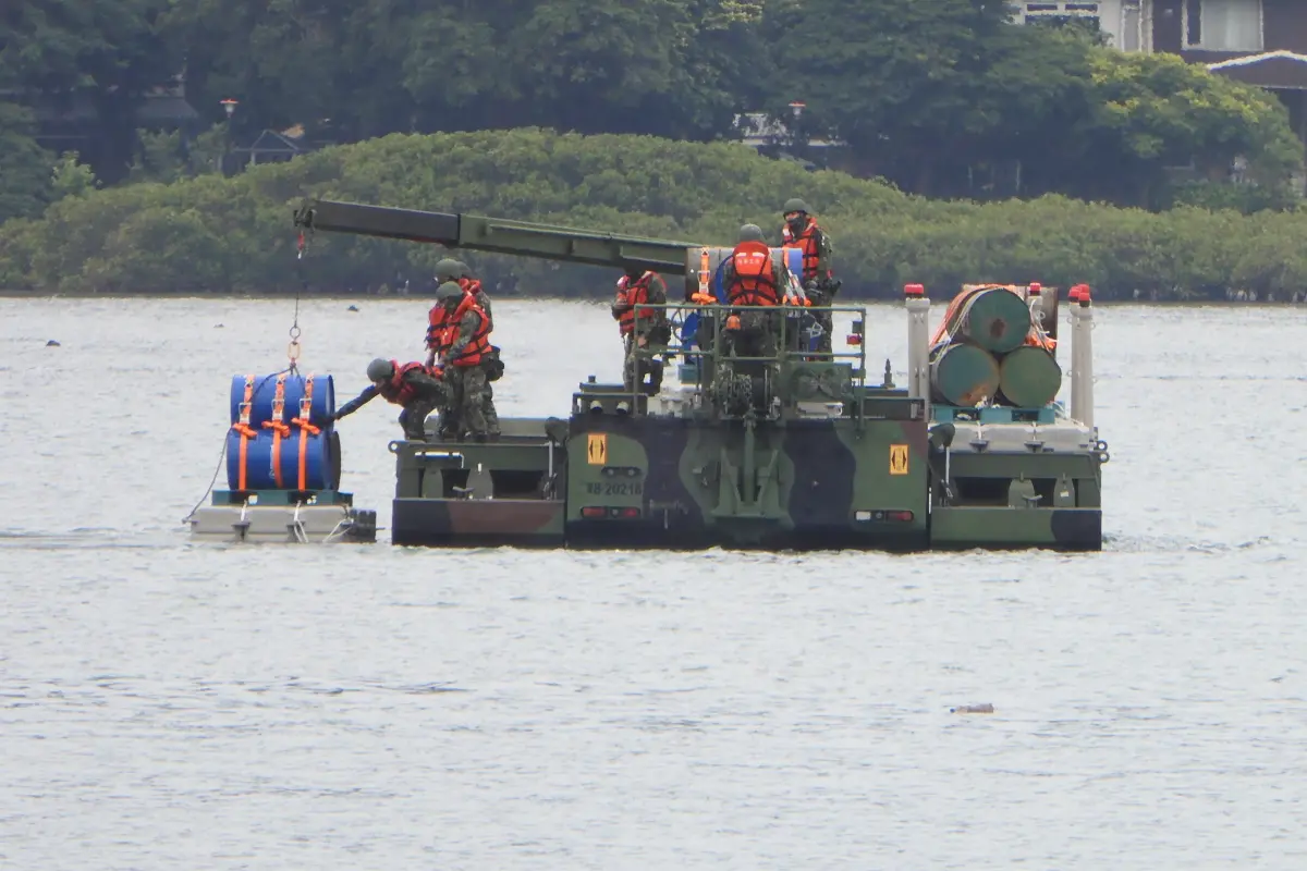 ▲漢光41號演習，陸軍53工兵群在淡水河上演練布放河道阻絕設施。（圖／陸軍司令部提供）
