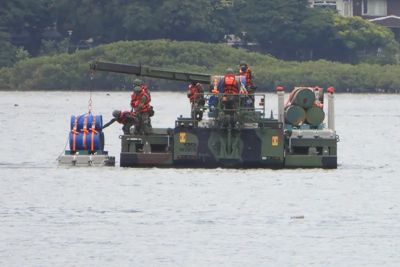 ▲漢光41號演習，陸軍53工兵群在淡水河上演練布放河道阻絕設施。（圖／陸軍司令部提供）