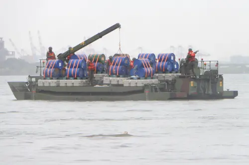 ▲漢光41號演習，陸軍53工兵群在淡水河上演練布放河道阻絕設施。（圖／陸軍司令部提供）