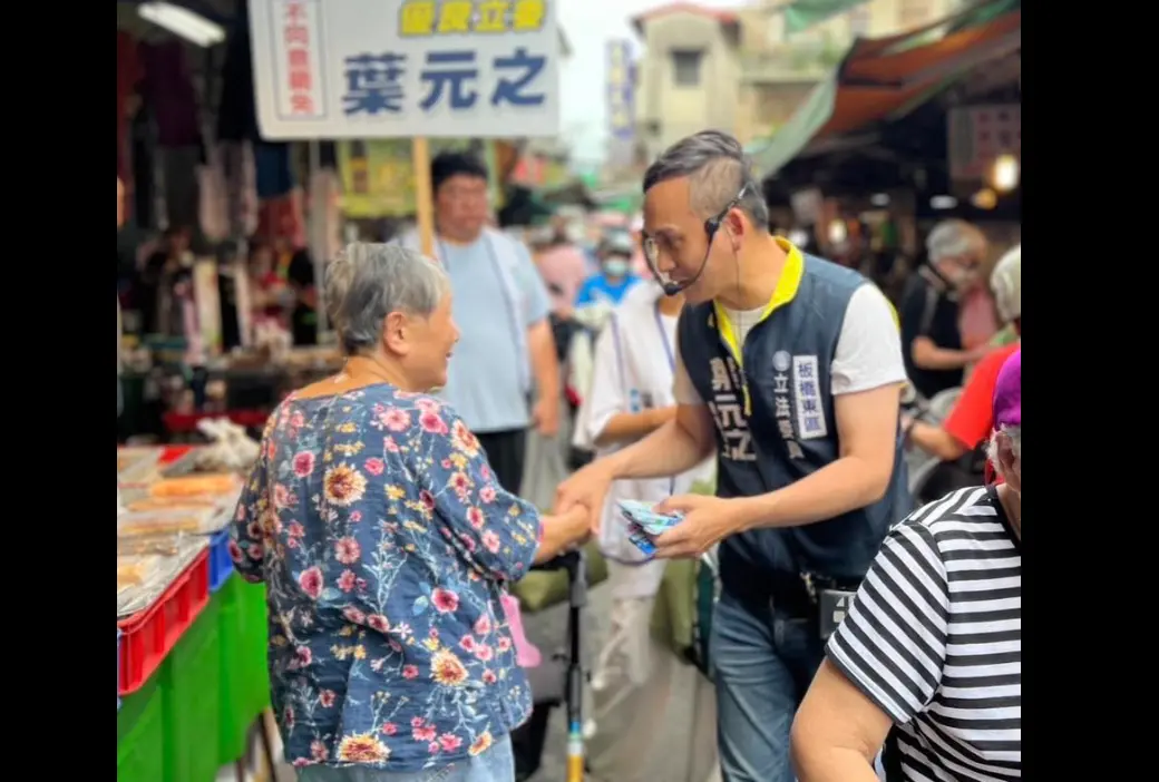 ▲國民黨立委葉元之近日勤跑市場反罷免。（圖／翻攝葉元之臉書）