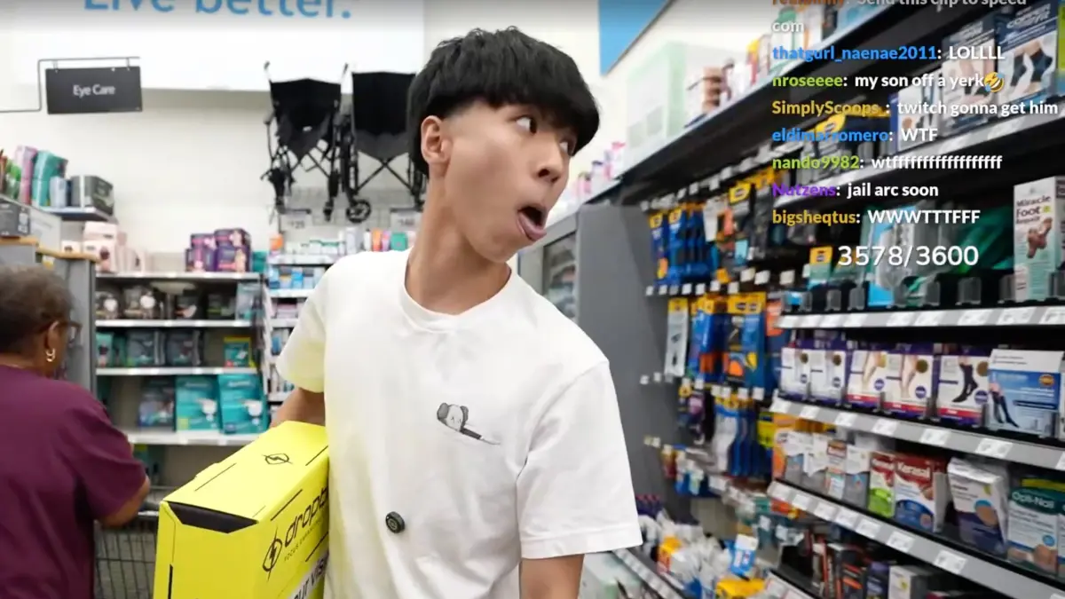 ▲「最強高中生」Ray今（12）日在Twitch直播逛超市時「偷眼藥水」，好友Kai看完直播後傻眼，隨後真相也曝光，原來是眼藥水品牌跟Ray的合作，也讓不少人鬆一口氣。（圖／翻攝自Ray Twitch）