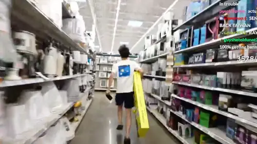 ▲Ray在超市直播將整排眼藥水拿走疑似沒付錢,邊跑還一邊沿路掉,他卻沒撿起來反而怒噴髒話。(圖/翻攝自Ray Twitch) ▲Ray在超市直播將整排眼藥水拿走疑似沒付錢,邊跑還一邊沿路掉,他卻沒撿起來反而怒噴髒話。(圖/翻攝自Ray Twitch)