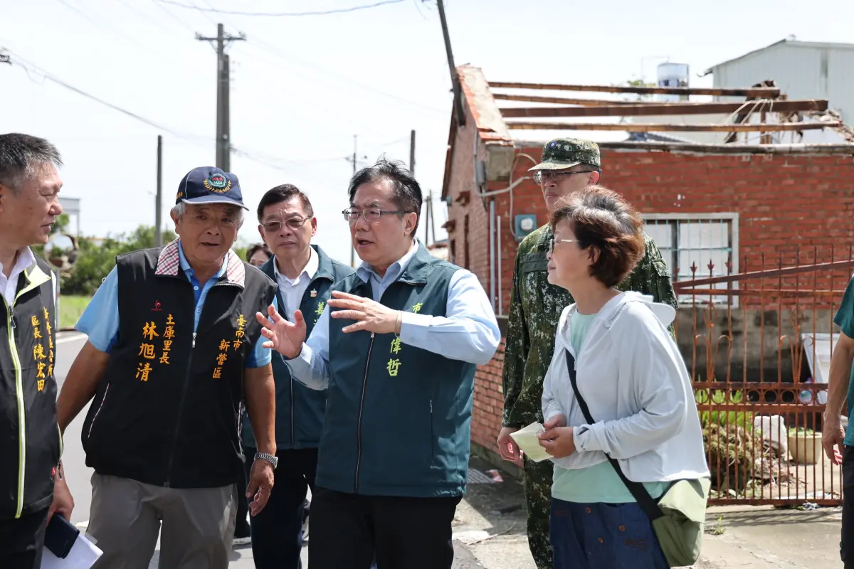 ▲ 黃偉哲市長與民眾討論如何加速修復受損房屋。（圖／南市府提供）