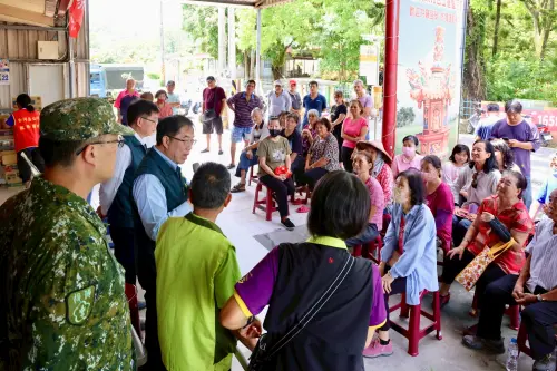 ▲黃偉哲向災民說明災後救助措施。（圖／南市府提供）