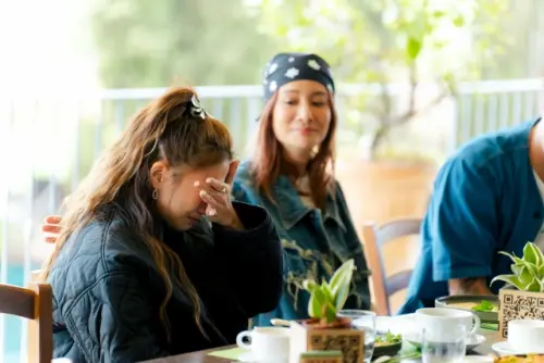 ▲鬼鬼（左）在《嗨！營業中5》淚崩！為不告而別道歉：對大家很不好意思。（圖／好看娛樂提供）