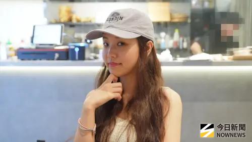 ▲韓國籍知名YouTuber日前才在頻道中揭露自己2個月燒320萬，近日她接受《NOWNEWS今日新聞》記者專訪時，直言自己：「目標是之後所有頻道加起來，一個禮拜要發8支影片！」談到自己月花百萬養團隊，Judy直言：「不能睡也得撐！」（圖／記者張一笙攝）