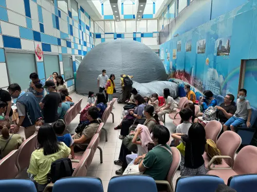 星象儀排隊人潮,特展設計多項互動體驗,讓大朋友小朋友都能在遊戲中學習。(圖/中央氣象署提供) ▲星象儀排隊人潮,特展設計多項互動體驗,讓大朋友小朋友都能在遊戲中學習。(圖/中央氣象署提供)