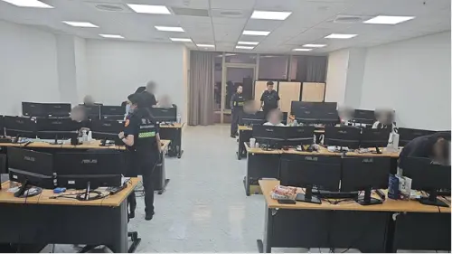 中警「美國隊長」式攻堅 掄臂盾衝開博奕機房鋼門 ▲成功破門後,警方一擁而入,現場查獲數名犯嫌與大量作案工具。(圖/記者鄧力軍翻攝)