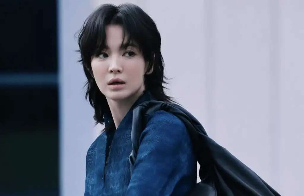 ▲43歲的韓國女星宋慧喬近日曝光全新髮型「狼尾頭」，帥氣造型讓粉絲看傻，貼文曝光後瞬間吸引了近49萬人前來點讚。（圖／宋慧喬IG）