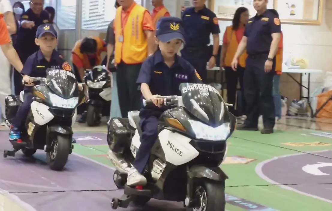 ▲中市警暑假最強體驗營「小小警察出任務」（圖/記者鄧力軍翻攝）