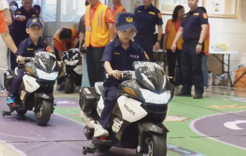 ▲中市警暑假最強體驗營「小小警察出任務」（圖/記者鄧力軍翻攝）