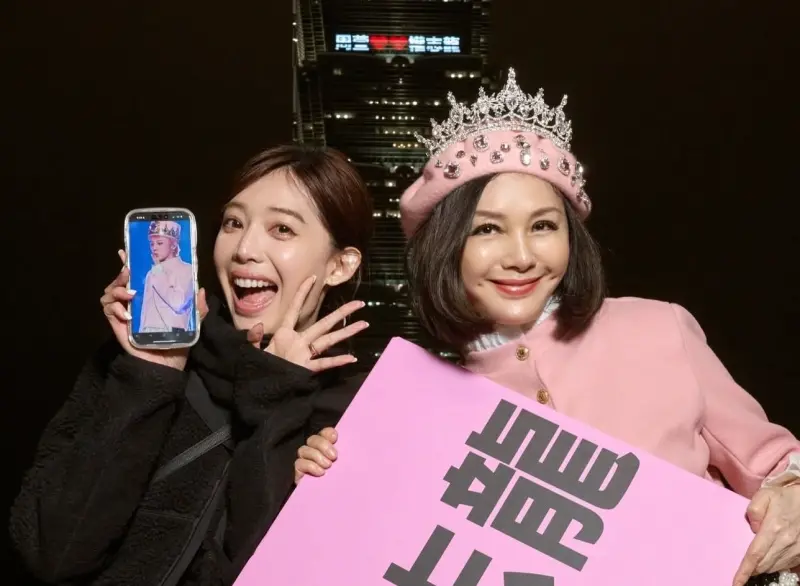 ▲GD從昨（11）日開始，在台連3天開唱，吸引大批藝人及粉絲到場朝聖，女星王心恬（左）也說會現身今日的演唱會，但沒想到她竟然還PO出一張幫媽媽（右）在台北101點燈的照片，寫下「周萱❤❤權志龍」，直接狂粉認證，王心恬也透露原因：為了讓媽媽開心。（圖／王心恬Threads）