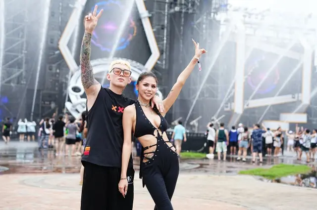 ▲蕾菈（左）與老公湯宇（右）首度登上【S2O Taiwan潑水音樂節】，兩人這次合作歌手王泰翔2000wtx，蕾菈超火辣現身，還直呼沒做防護措施，霸氣喊：就是要露。（圖／Blowin’ in the Wind大風吹提供）