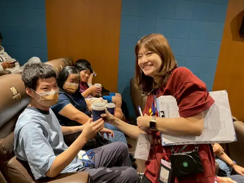 ▲首場暑假技藝體驗班的親子活動結合喜樂時代影城辦理的「親子電影共賞」，現場陪同少年參與活動的有父親、母親還有祖母，氣氛特別熱烈。（圖／高市少