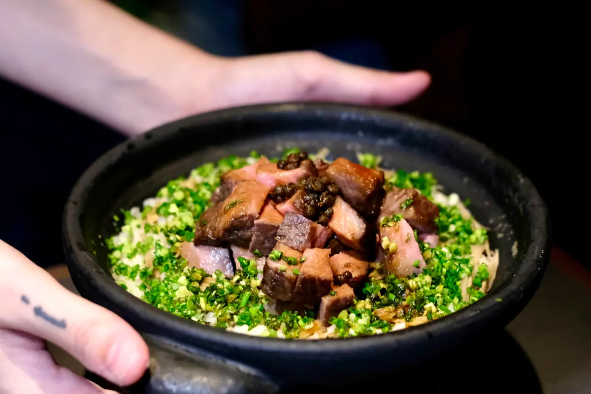 ▲在東京一位難求的居酒屋名店「Sakai Shokai 酒井商會」主廚「酒井英彰」來台至「 inari 現代居酒屋」客座，推出九道式套餐型態，每人1880元+10%，圖為主食「日本和牛有馬山椒土鍋飯」。（圖／記者葉盛耀攝）