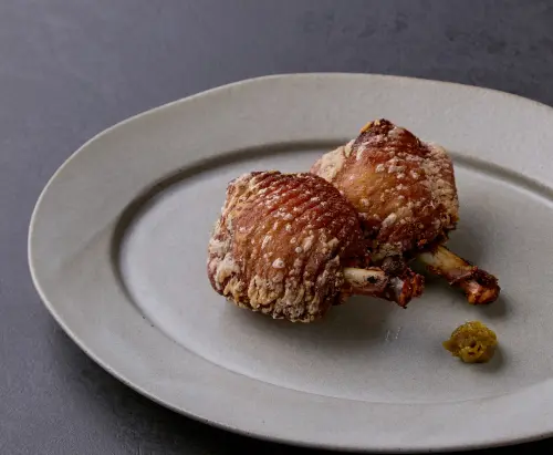 ▲「黑羽土雞二節炸雞」做工精緻，吃起來外皮輕盈酥脆、肉質香嫩多汁。（圖／ inari 現代居酒屋提供）