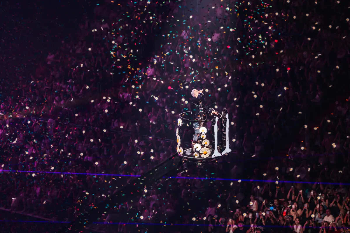 ▲GD（G-Dragon，本名：權志龍）在台北小巨蛋演唱會上，字句不離他最愛的團體BIGBANG，想說中文卻變成台灣國語「大BANG」，因為發音太像「大便」，逗笑不少人。（圖／(C) GALAXY CORPORATION）