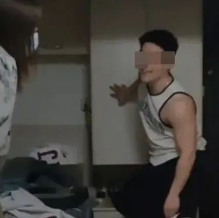 ▲紅姊以免費手段誘騙男性,加上貼心舉動,讓直男卸下心防,有一種免費反正也沒人看到的心態。(圖/微博) ▲紅姊以免費手段誘騙男性,加上貼心舉動,讓直男卸下心防,有一種免費反正也沒人看到的心態。(圖/微博)