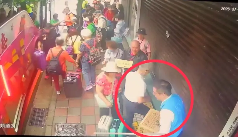 ▲國民黨立委張智倫協助里民搬運物資，不小心搬到火鍋業者放在門口的食材。（圖／翻攝畫面）