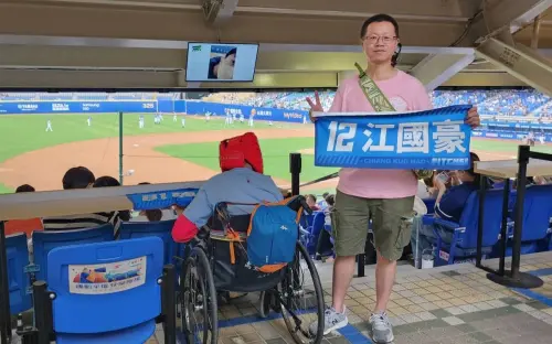 ▲結合富邦人壽贊助新莊棒球場無障礙升級成果，以全新的輪椅席及陪伴席設計。（圖／富邦悍將提供）