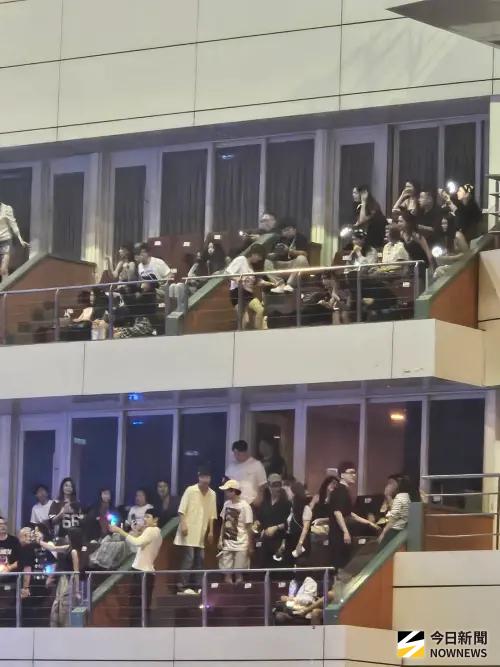 ▲ 李洙赫力挺GD台北演唱會。(圖/記者陳雅蘭攝) ▲ 李洙赫力挺GD台北演唱會。(圖/記者陳雅蘭攝)