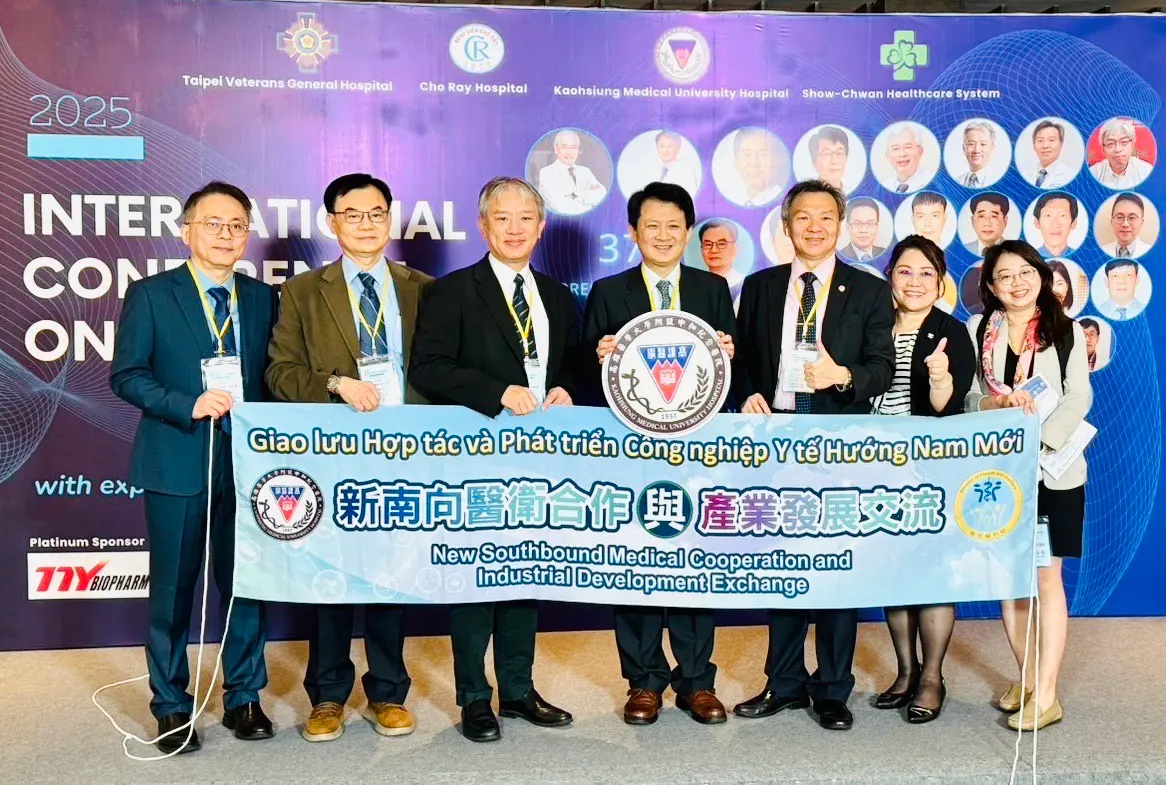 ▲ 高雄醫學大學附設中和紀念醫院攜手臺北榮民總醫院、彰化秀傳體系及越南胡志明市最大醫學中心大水鑊醫院共同舉辦的「臺越國際論壇」今天在越南登場。（圖／高醫提供）