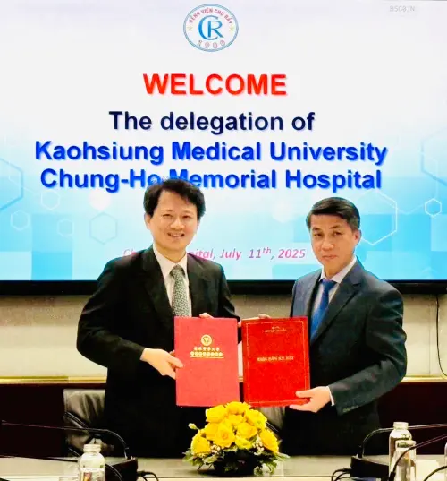 ▲ 高醫院長王照元率團赴越南與胡志明市最大醫學中心大水鑊醫院(Cho Ray Hospital)簽署合作備忘。(圖/高醫提供) ▲ 高醫院長王照元率團赴越南與胡志明市最大醫學中心大水鑊醫院(Cho Ray Hospital)簽署合作備忘。(圖/高醫提供)