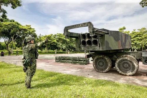 ▲海馬斯多管火箭系統模擬接獲上級命令，迅速轉移陣地，並演練接戰射擊等課目。（圖／青年日報提供）