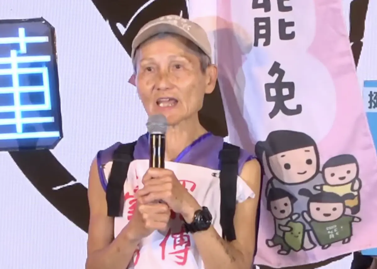 ▲花崗國中退休教師「葉霸」葉春蓮今（12）晚出席台中罷免晚會。（圖／翻攝畫面）