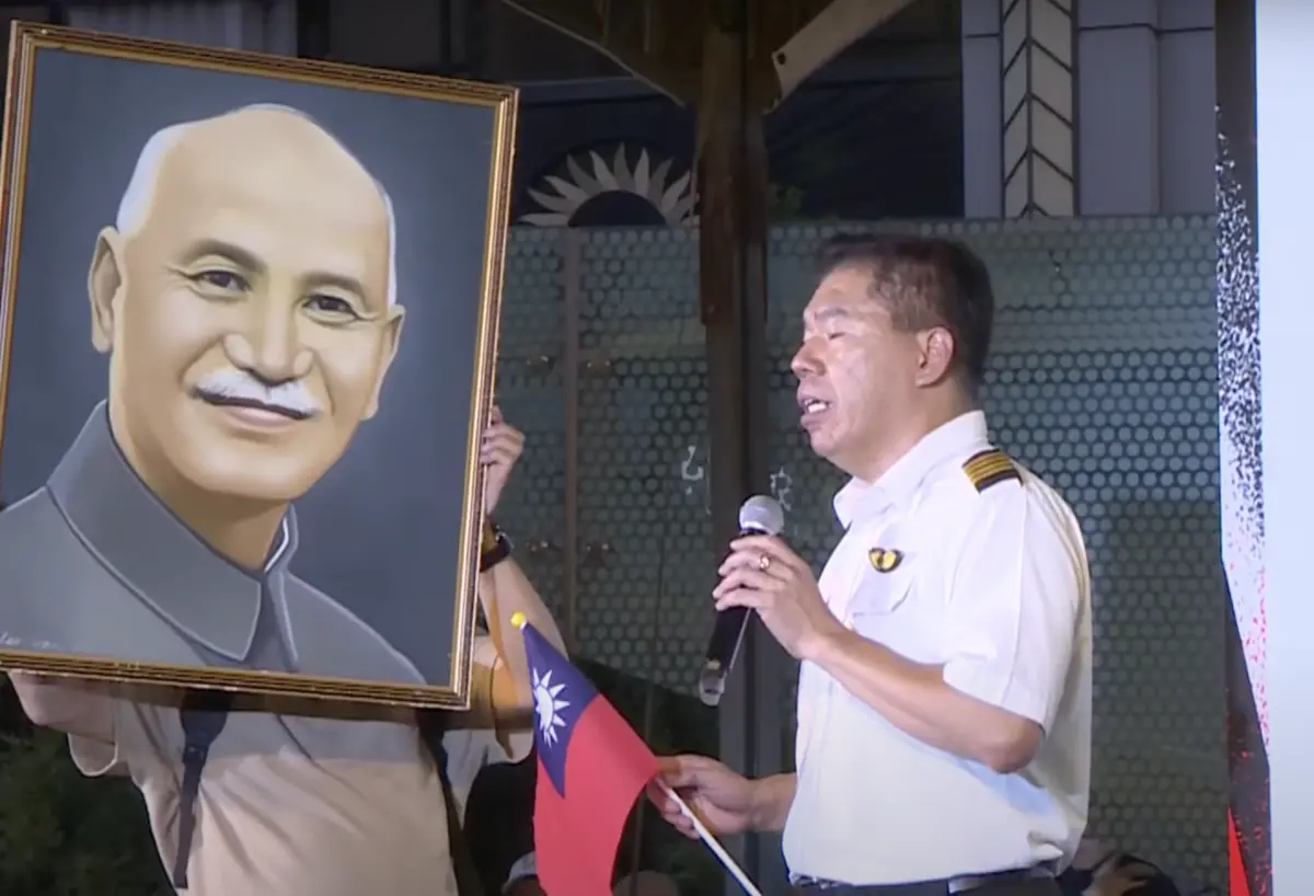 ▲保台反共復國黨秘書長程凱力和「鷹爸」徐柏岳今（12）晚在台中為罷免造勢助講。（圖／翻攝畫面）