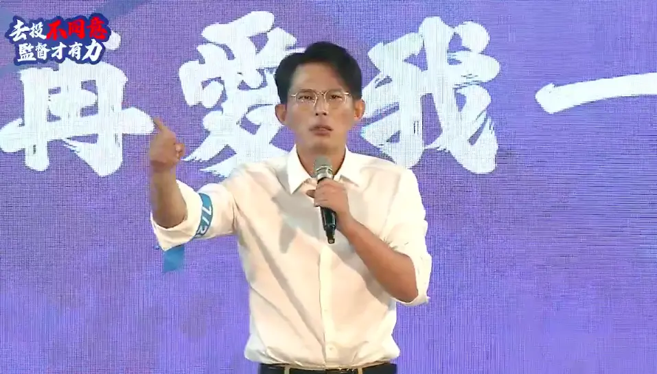 ▲民進黨立委沈伯洋批評普發現金是共產黨癱瘓政府第3招，民眾黨立委黃國昌怒轟抹紅還財於民。（圖／翻攝自廖偉翔臉書）