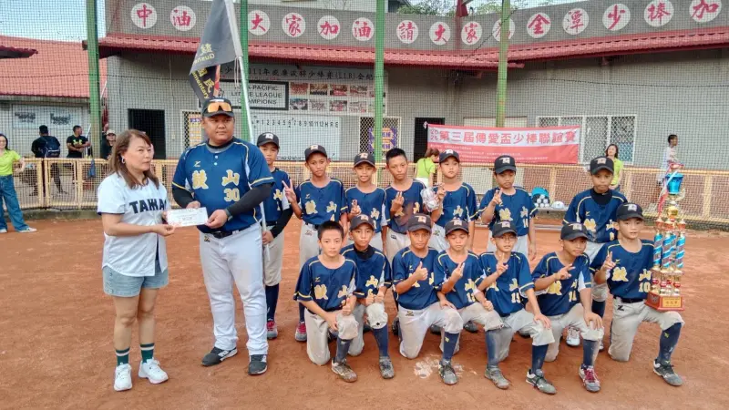 ▲高雄市傳愛協會理事長（左一）頒發冠軍杯給鼓山國小。（圖／翻攝畫面） 