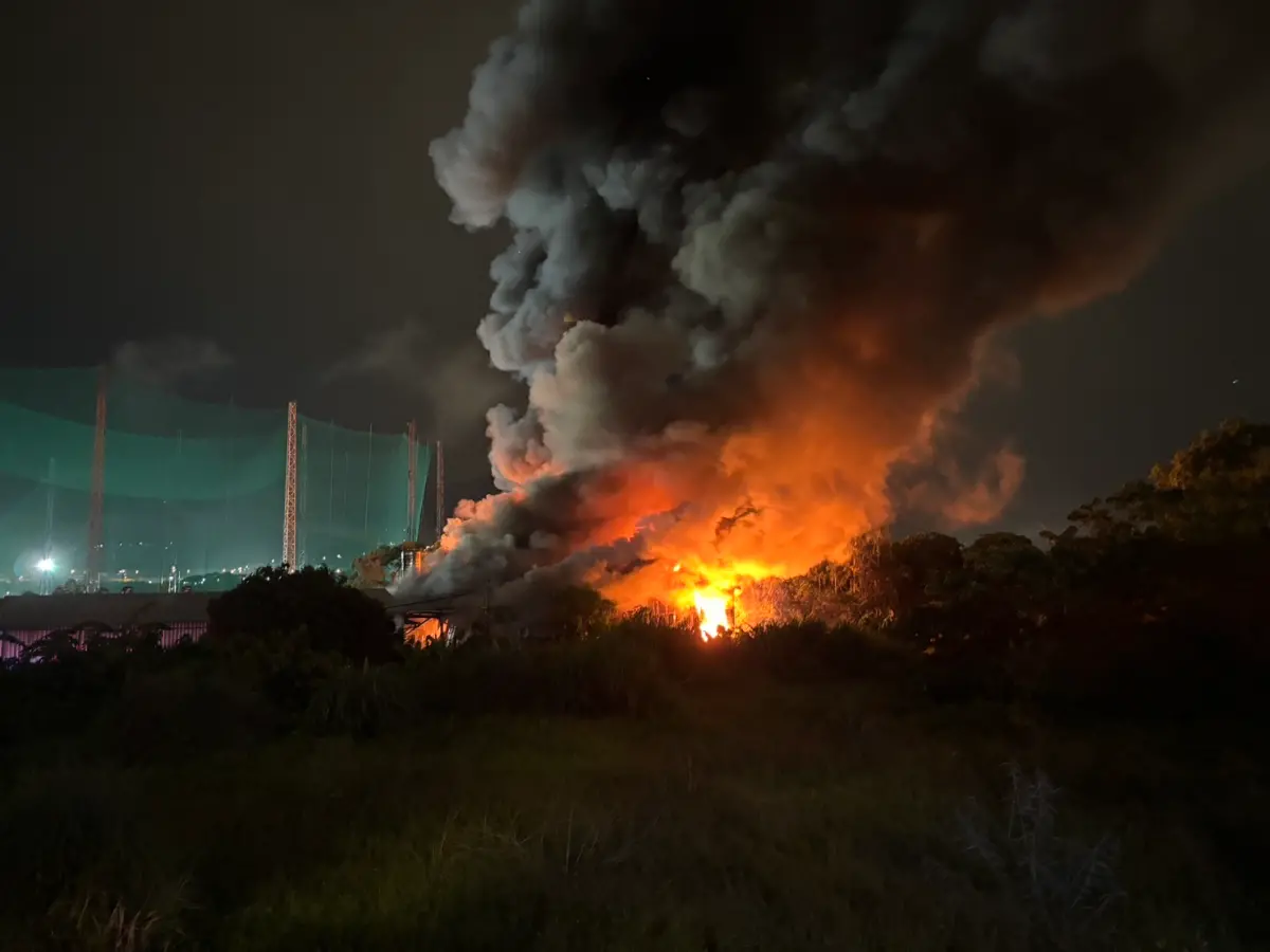 ▲一間位在新北新店小碧潭附近的鐵皮工廠，晚間9點點多突然冒出熊熊烈火，所幸火勢很快就獲得控制。（圖／警方提供）
