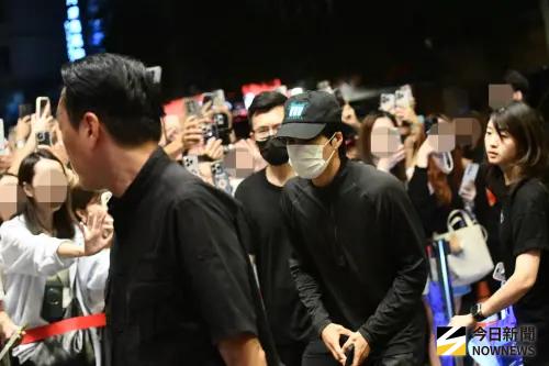 獨家直擊／粉絲爬牆等GD！金豬食堂「意外接到EXO Kai」場面尷尬
