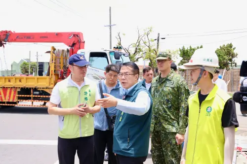 ▲黃偉哲勘災也不忘向第一線清潔隊、台電人員及志工表達感謝。他親赴現場慰勞來自桃園、高雄支援的清潔人員致意。（圖／南市府提供）