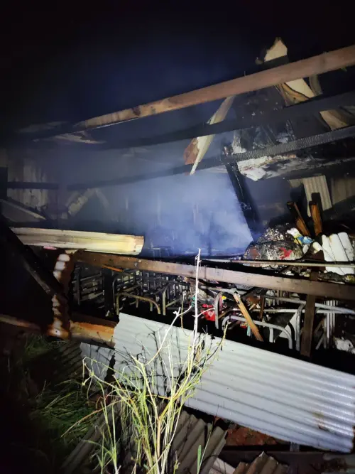 ▲警消獲報後現場時已陷入火海，濃煙密佈，且房屋一側磚牆已經倒塌。（圖／台南市消防局提供）