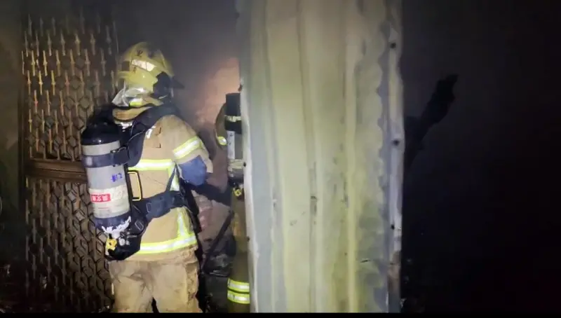 ▲台南市七股區今晚驚傳民宅火警，火勢撲滅後，隨後入內搜尋在屋內尋獲88歲的吳姓婦人，已經明顯死亡。（圖／台南市消防局提供）