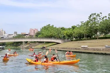 ▲炎炎夏日划船消暑趣，獨木舟體驗的水上嘉年華，在台中大里康橋公園涼快登場，還有三天要把握。（圖／主辦單位提供）