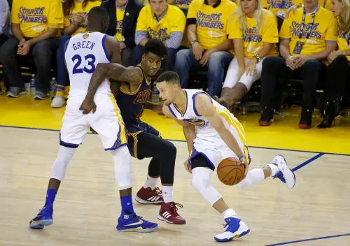 ▲Draymond Green常常會為Stephen Curry做出非法掩護，但卻有幾次都沒被抓到。（圖／美聯社／達志影像）