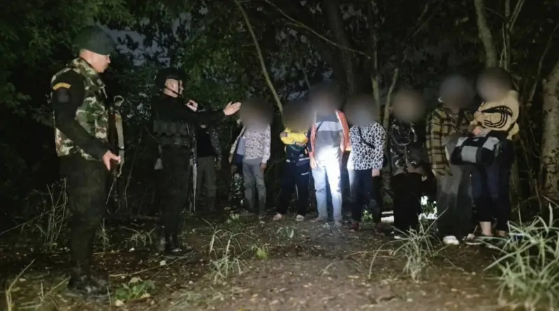 ▲數名柬埔寨民眾因為在家鄉找不到工作，只好冒險偷渡到泰國，結果遭到扣留。（圖／翻攝自Thairath）